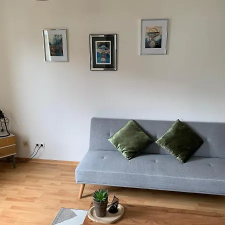 Apartment Easy Living Balcony Suite: Football Proximity & Netflix