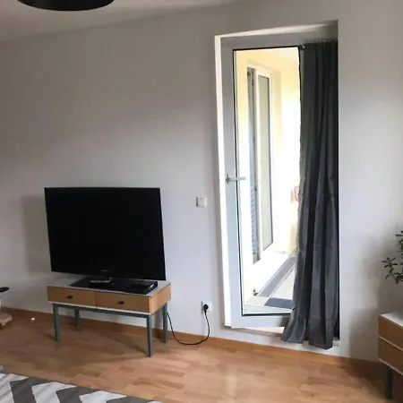Easy Living Balcony Suite: Football Proximity & Netflix