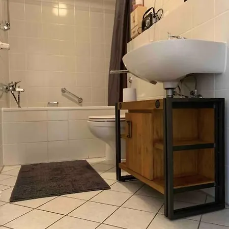 Easy Living Balcony Suite: Football Proximity & Netflix Apartment *